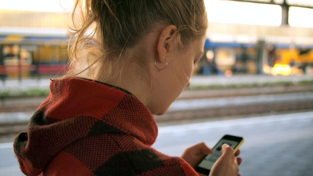 femme, téléphone, mobile, smartphone, réseaux sociaux, diffusion, amplification, publicité, daria nepriakhina