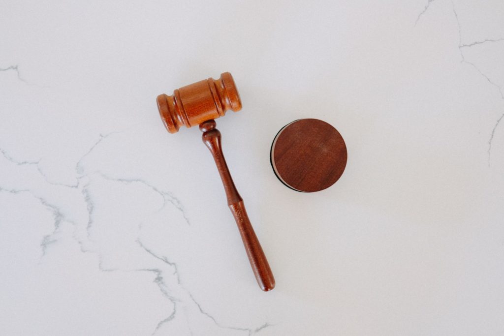 commissaire de justice, tingey-injury-law-firm-6sl88x150Xs-unsplash